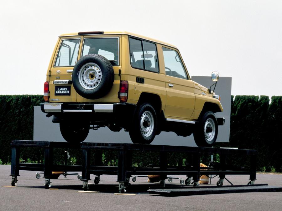  Toyota Land Cruiser 70 (J71) 1999 года  (фото 2 из 2)